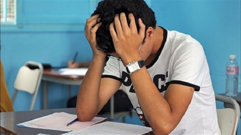 طالب مصري يكتب أغنية آه لو لعبت يا زهر في ورقة الإجابة.. وهذا رد فعل مراقب الامتحان!